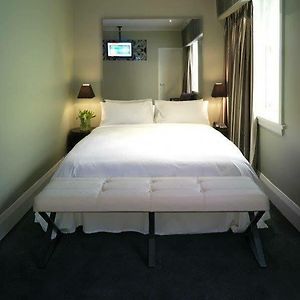 Zimmer mit Kingsize-Bett